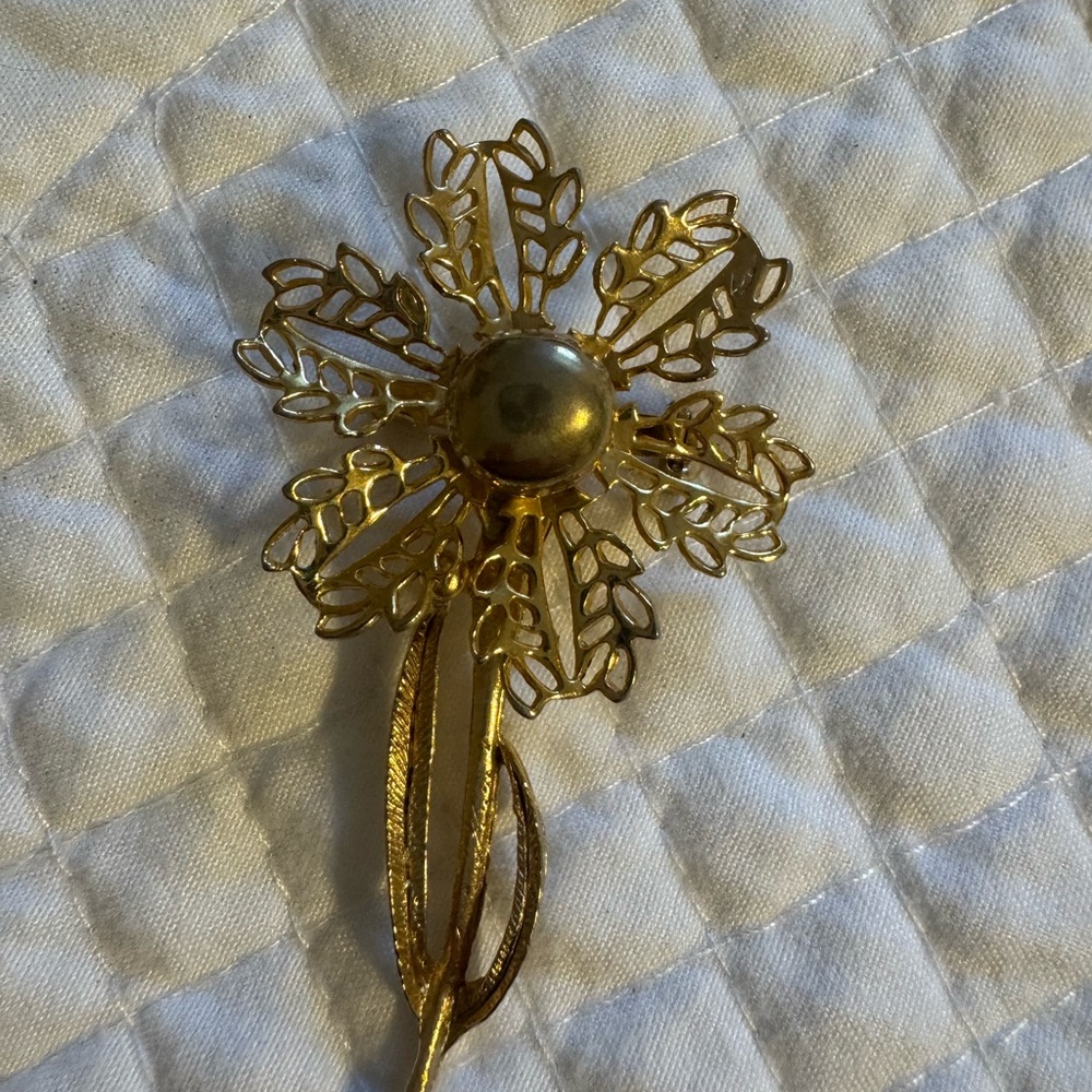 Vintage Gold Leaf Design Brooch